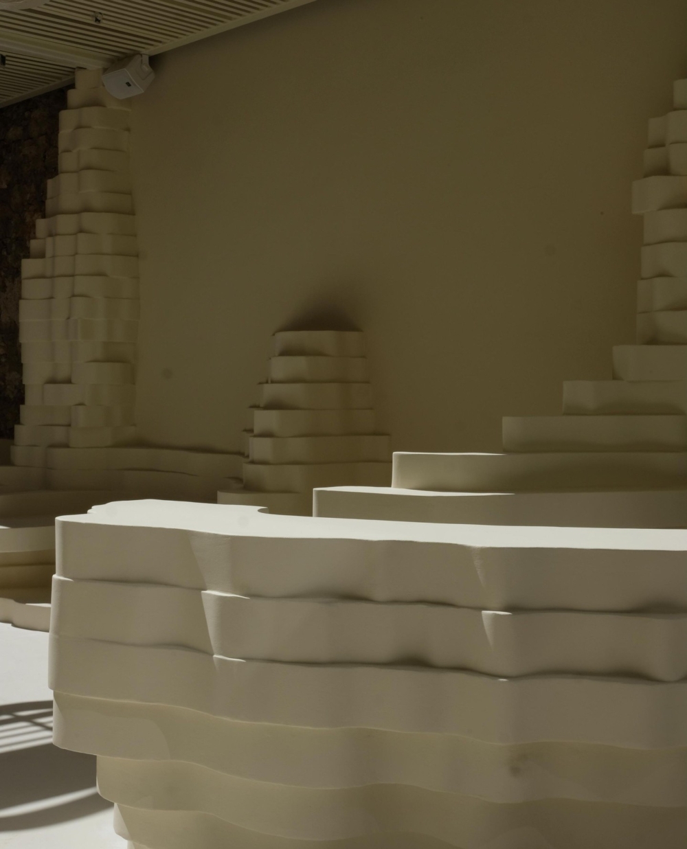 桌面亦巧思以實木橡木打造有機形態