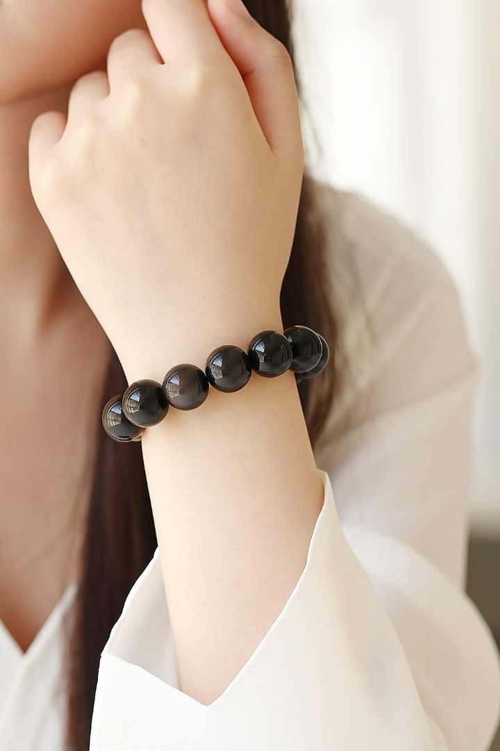 水晶佩戴其實沒有絕對的對錯規定，最重要的是你自己感到舒服和平衡。