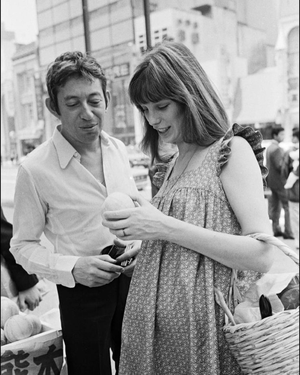 Jane Birkin將她的隨身物品塞進一個藤編籃子