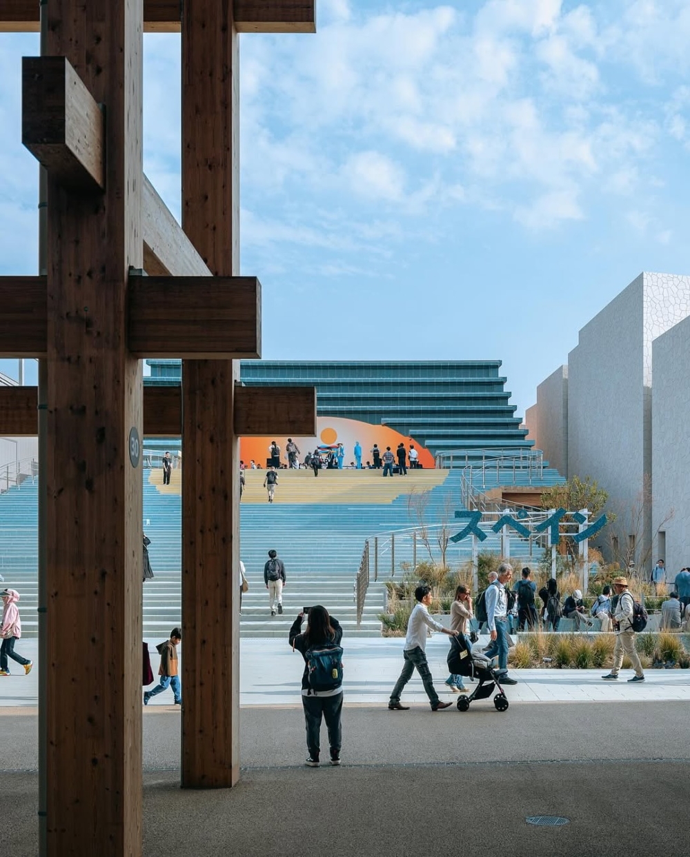 西班牙館建築設計美學:從外觀閱讀一場藍色藝術