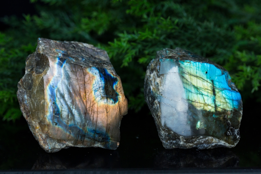 拉長石（Labradorite），又被稱「灰月光石」或「閃光石」，是長石礦物家族中的一員，以其獨特的「拉長石光彩（Labradorescence）」而聞名。