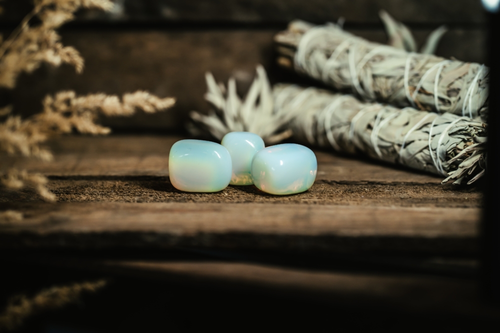 在能量學中，蛋白石與天秤座和天蠍座的頻率相契合，能幫助這兩個星座找到情緒平衡和內在力量。