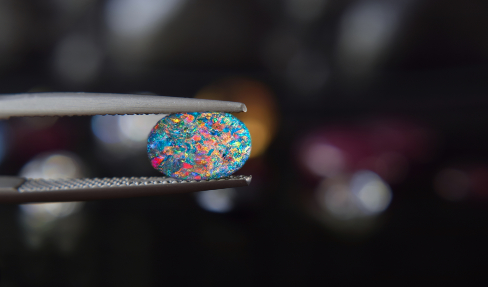 市面上的蛋白石主要分成天然和人工合成兩種，選購蛋白石時，不只要看外觀漂亮，更要學會辨別真假。