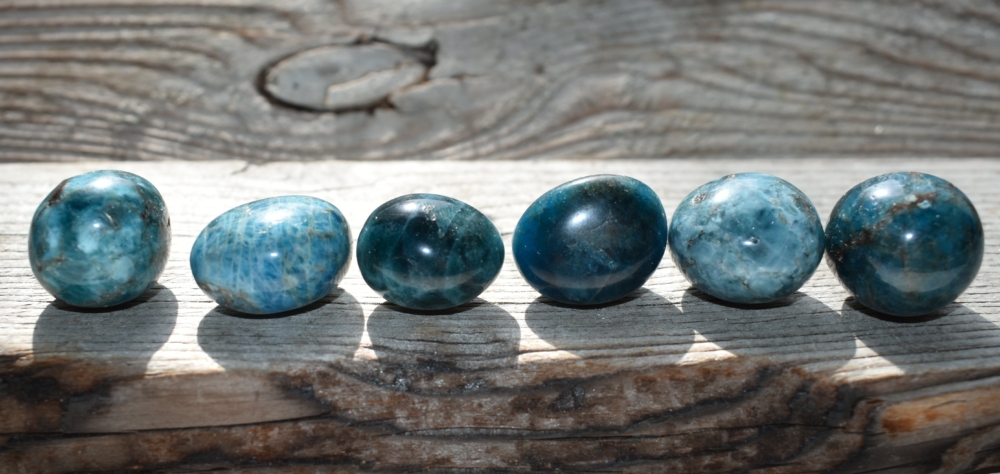 磷灰石屬於能量活性高且相對脆弱的寶石，因此需要細心呵護與定期能量清潔