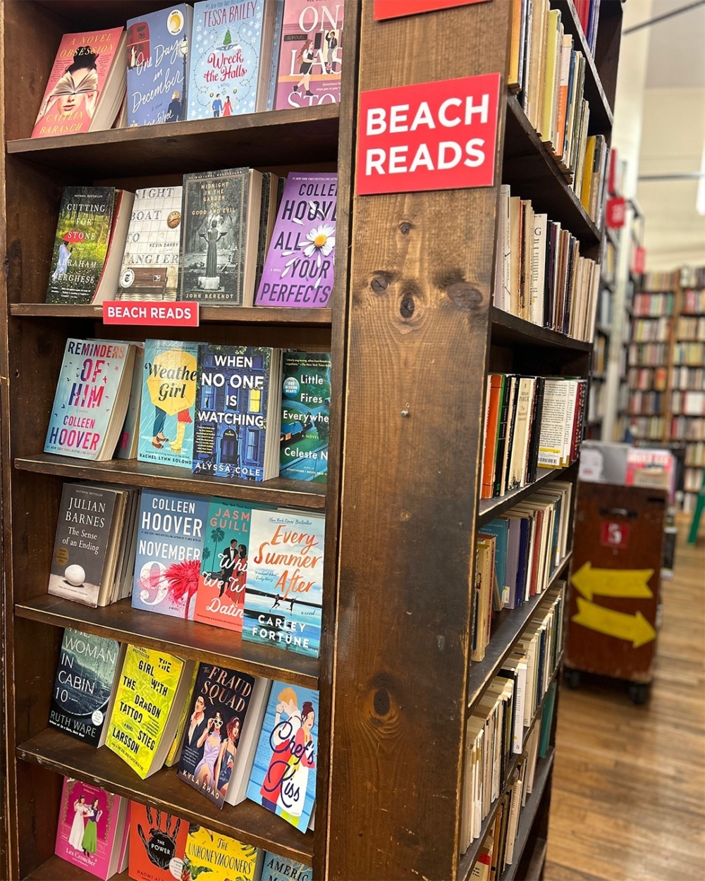 Strand 的專家團隊能依據色彩、類型、裝幀、主題、尺寸，甚至任何 Pantone 色號，從其號稱「18英里」的藏書中精挑細選。