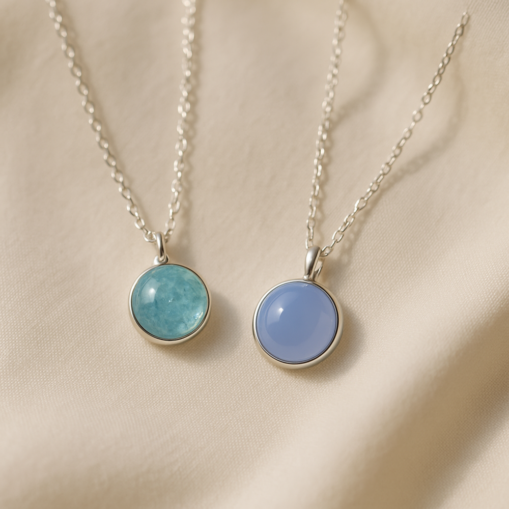 海藍寶和藍玉髓雖然同為藍色系寶石，外觀相似，易被混淆，常被誤認，但是但兩者在礦物特性、外觀及價值上有明顯差異。