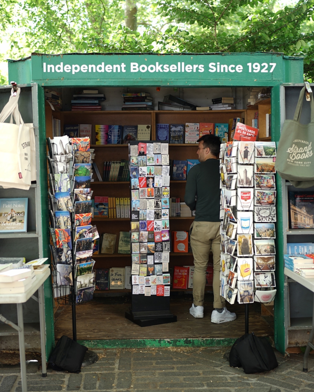 近年 Strand 也進駐更多角落：在時報廣場的街角、中央公園的樹蔭下，你都能找到他們的露天書亭