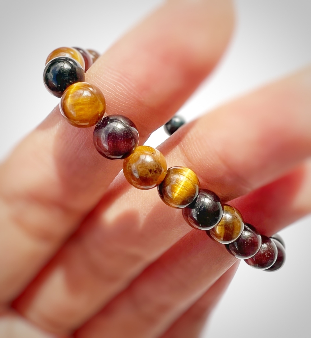 建議定期用柔軟的乾布或絨布擦拭表面汗漬與污垢，以維持光亮。