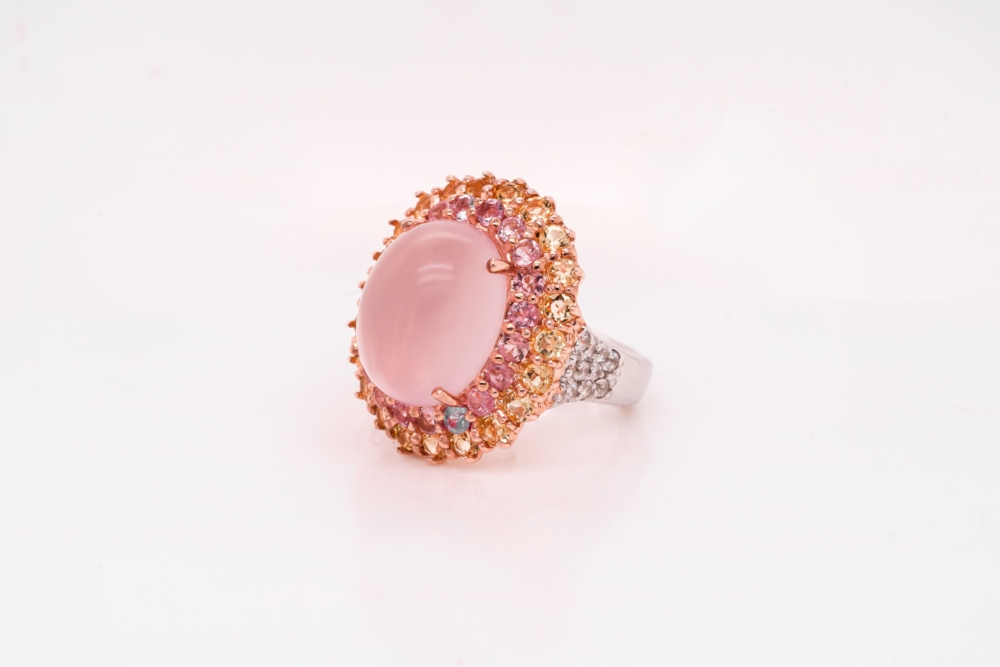 粉晶容易放大情感能量，佩戴前應設定明確目標，例如「吸引真愛」、「建立健康關係」。