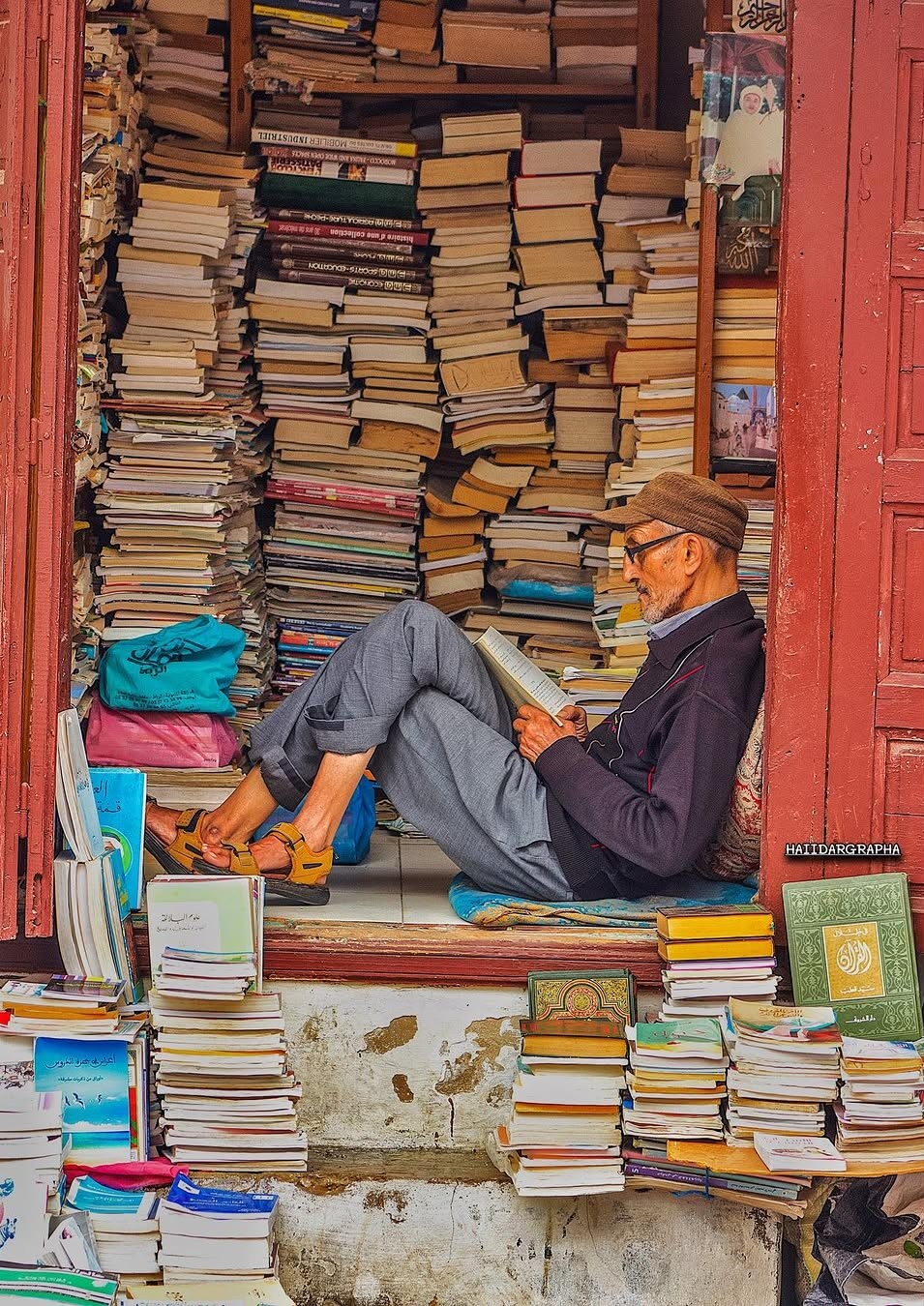 他是 73 歲的 Mohamed Aziz,一位在這片書海中堅守了 55 年的書店主人