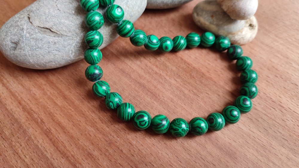 為了維持孔雀石的美感與能量純淨，需採用溫和的淨化與保養方式