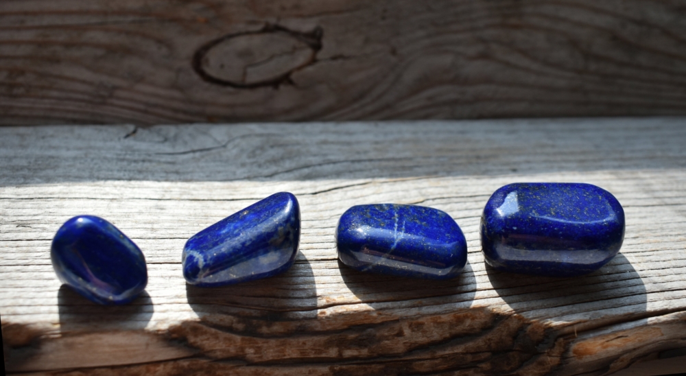 青金石（Lapis Lazuli）是一種著名的天然寶石，以濃郁的靛藍色聞名，常點綴著星空般的金色斑點和少許白色紋理。