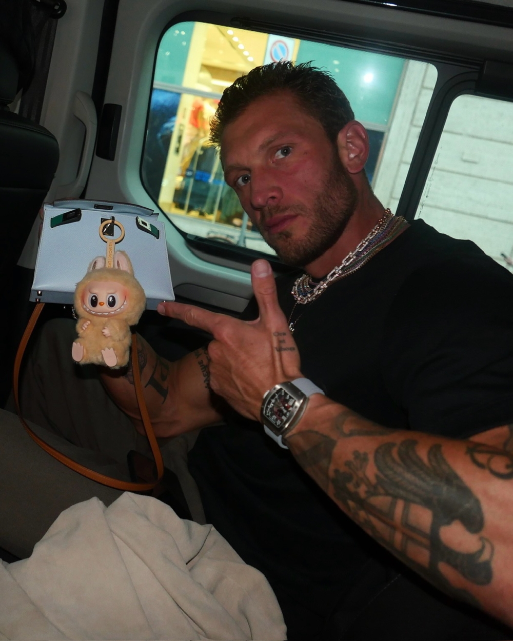 這種「醜萌」剛好擊中現代人對非典型美感的渴望