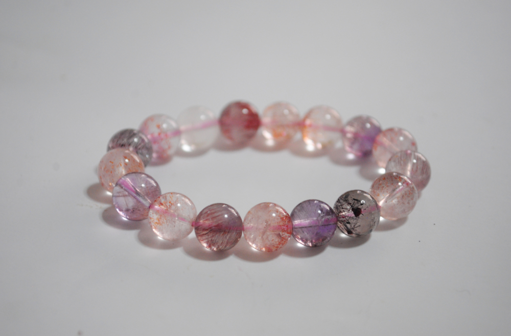 由於涵蓋七種礦物能量，超級七可散發極高的振動頻率，協調人體所有脈輪的運作。