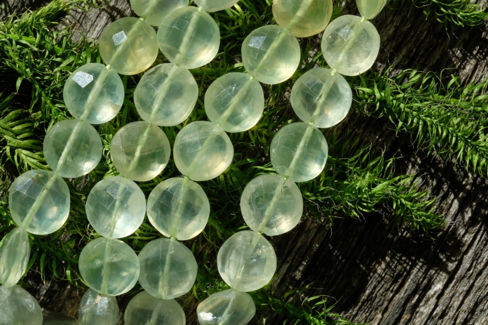 作為「希望之石」，葡萄石被認為內含正能量，能幫助人們從低潮走向希望。