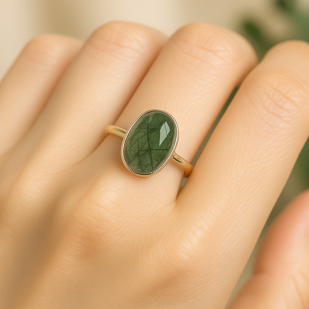 綠髮晶佩戴左手,適合想招財、穩定情緒、提升專注力的人;佩戴右手有助排解壓力、清理情緒和能場。