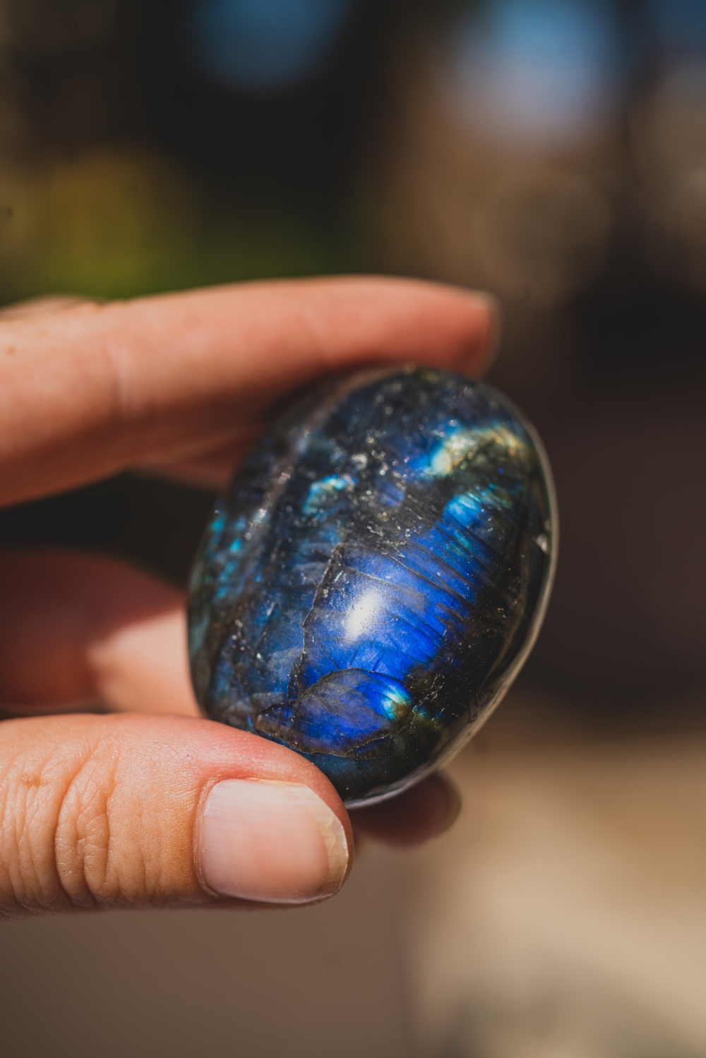 拉長石象徵「靈性覺醒」和「極光守護」，寓意著在迷惘中重新找回直覺、自我與穩定力量。