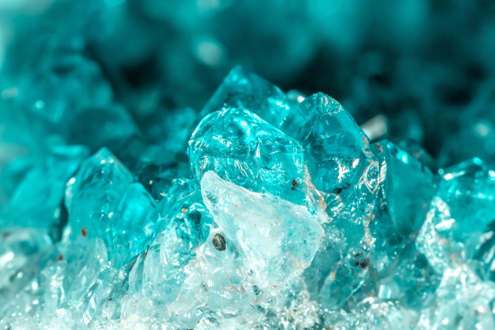 海藍寶又稱海水藍寶，是一種擁有藍色至藍綠色調的寶石。