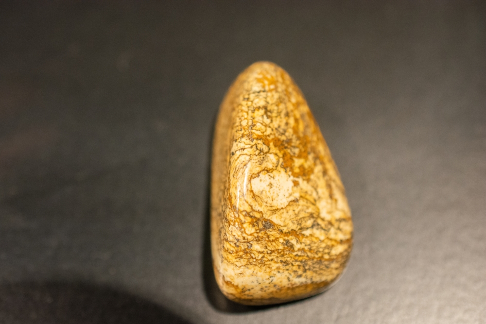 色澤鮮明金黃或橘紅,閃光均勻細膩,無明顯裂紋,多用於高端飾品設計。