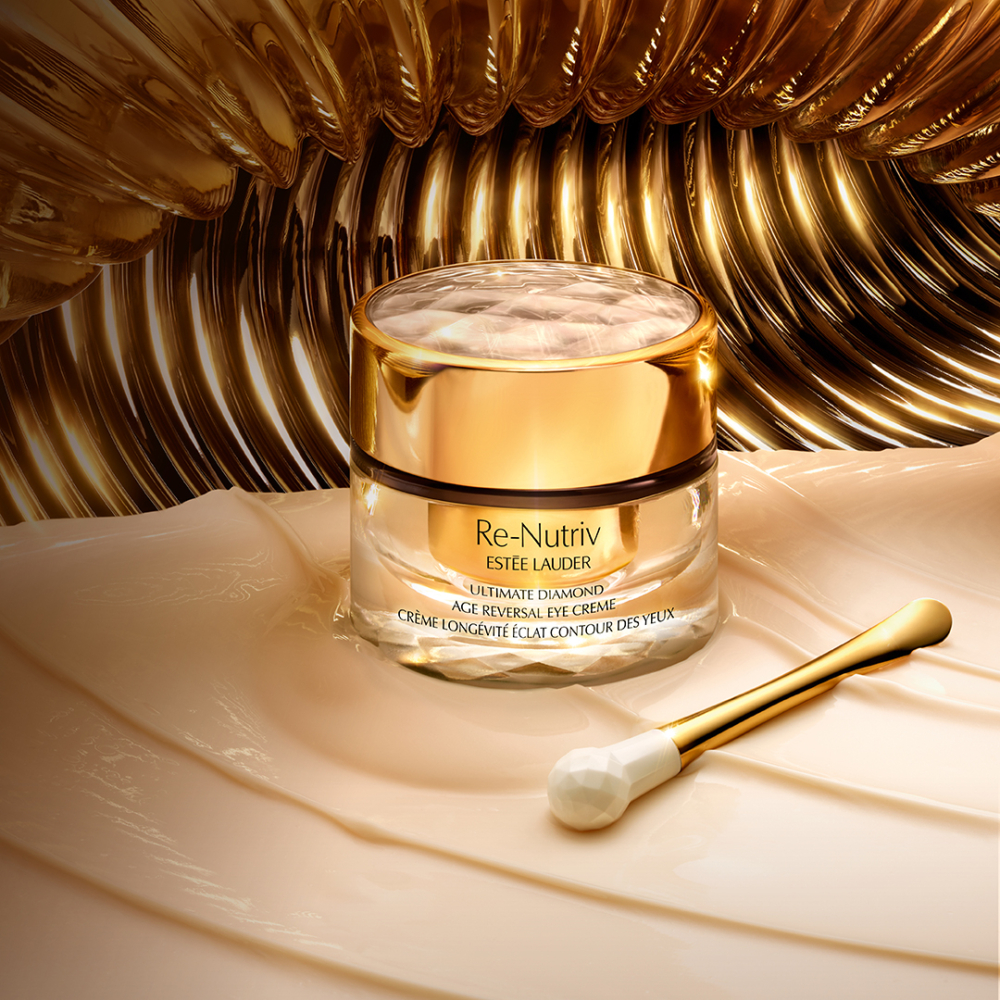 臨床測試證實,使用Estée Lauder Re-Nutriv全新極緻黑鑽逆齡眼霜,7天就能顯著逆轉眼周肌齡¹ !