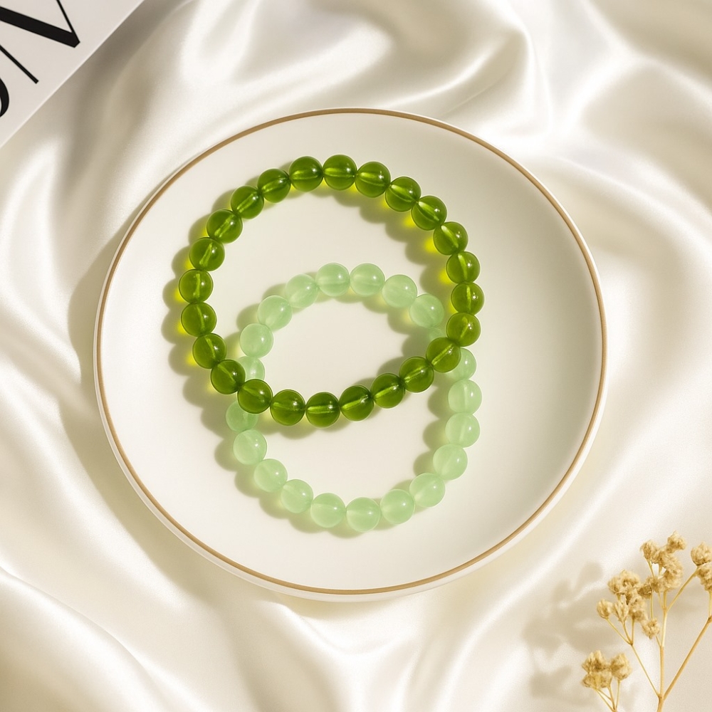 橄欖石與葡萄石雖然顏色相近，都有招財和療癒能量，但其實在外觀和特性上存在明顯差異。