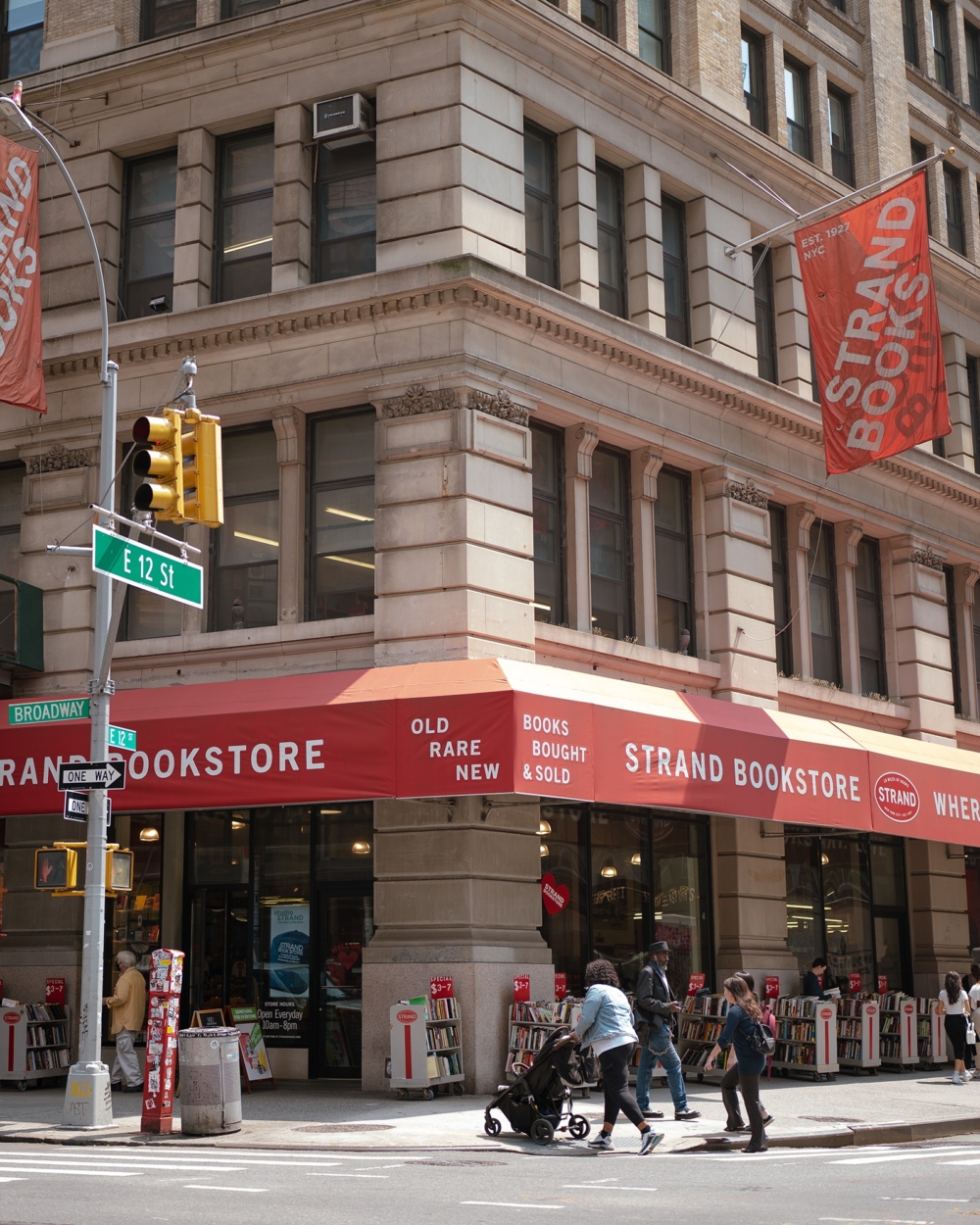 有著紅底白字招牌，低調卻又無法忽視的 The Strand Bookstore