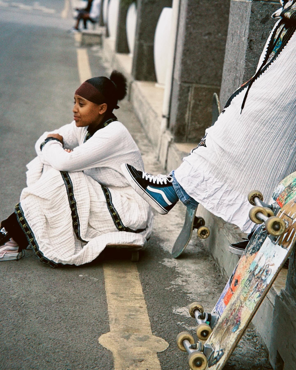 週末女孩們穿著傳統 habesha kemis 搭 Vans 滑進板場,文化與潮流撞出美麗火花
