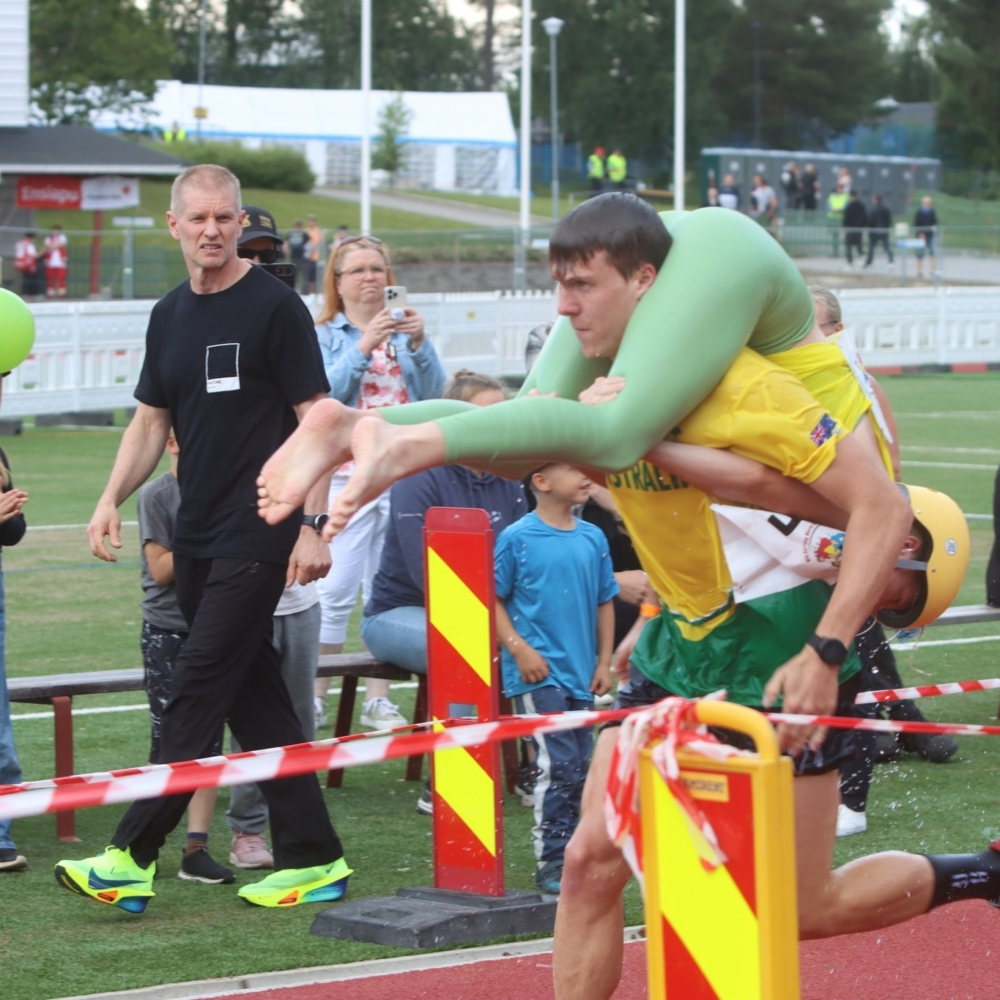 「世界背老婆大賽」比賽怎麼玩?不只是你想的「背著跑」