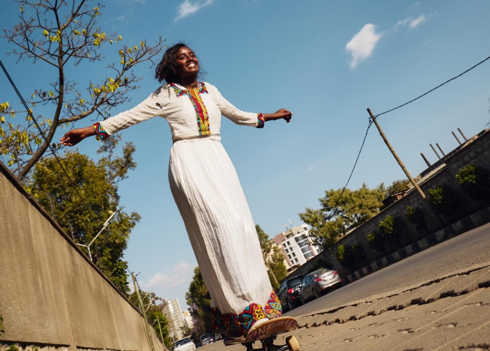 她們也會全體穿著 Habesha Kemis(衣索比亞傳統白色紗裙)