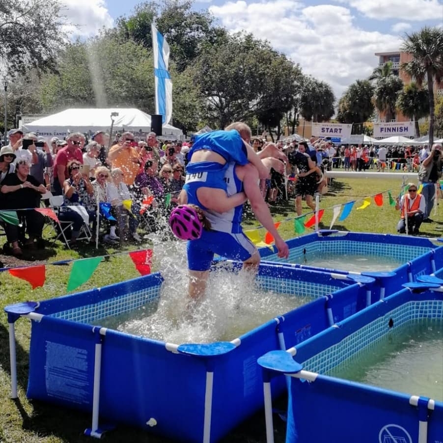 全長 253.5 公尺的障礙賽道設有沙坑、木欄和齊胸深的水池,稍有不慎就會落水濕身