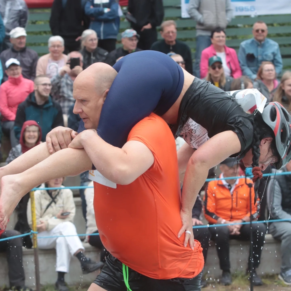 超過 2000 名觀眾擠進來,只為親眼見證這場「背老婆大賽」的奇景