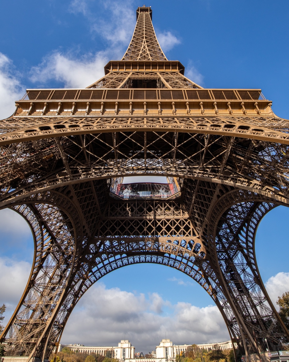 這場巴黎鐵塔「微歪事件」,並不只是個趣味的小插曲