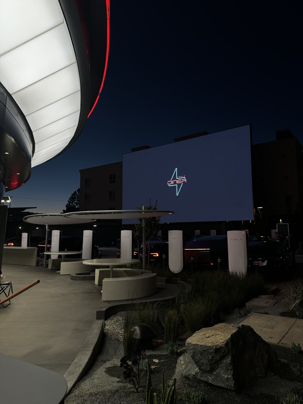 亮點三：邊充電邊看電影，太 Tesla了吧！