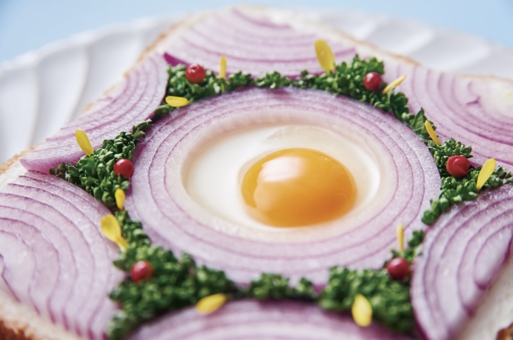 SASAMANA把吐司當作為畫布,靈活運用食材如紫洋蔥、與酸奶油等。