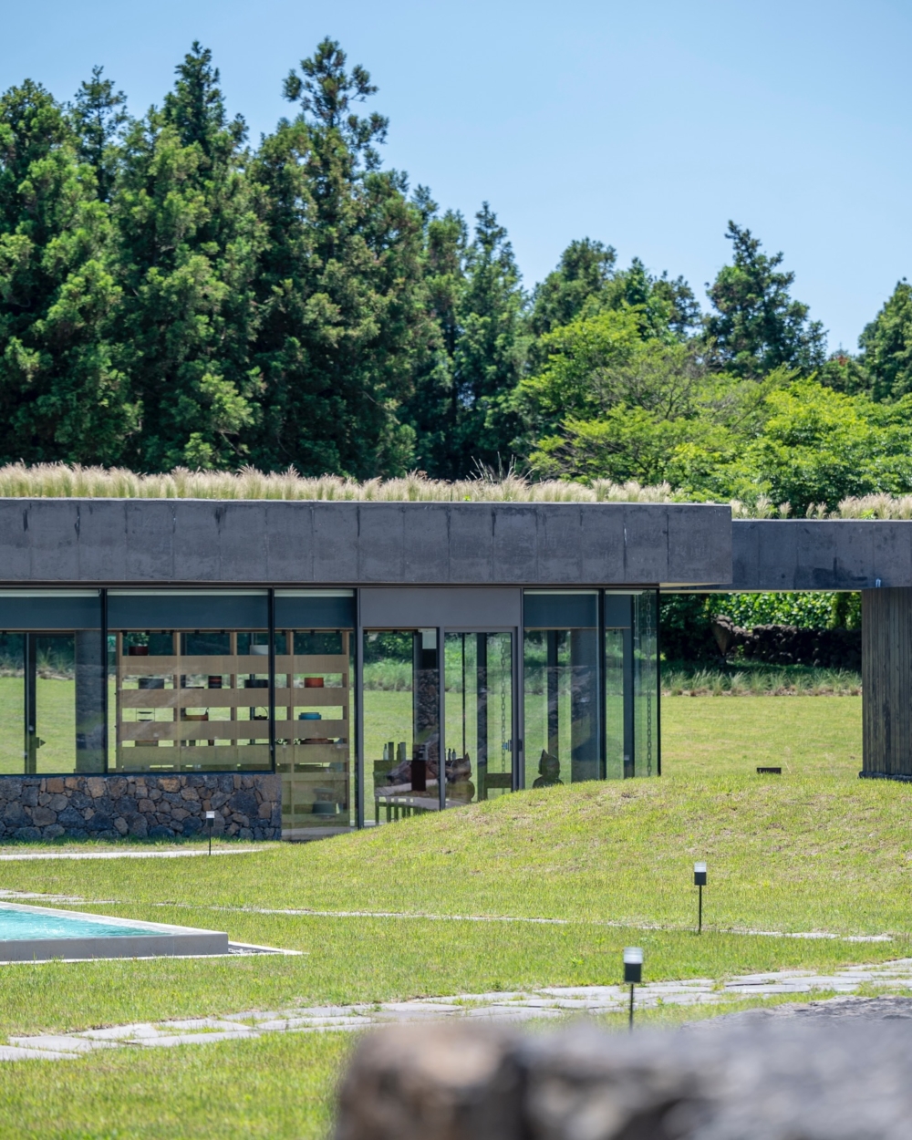 推開大面落地玻璃,建築的中心是一個充滿自然風光的花園。