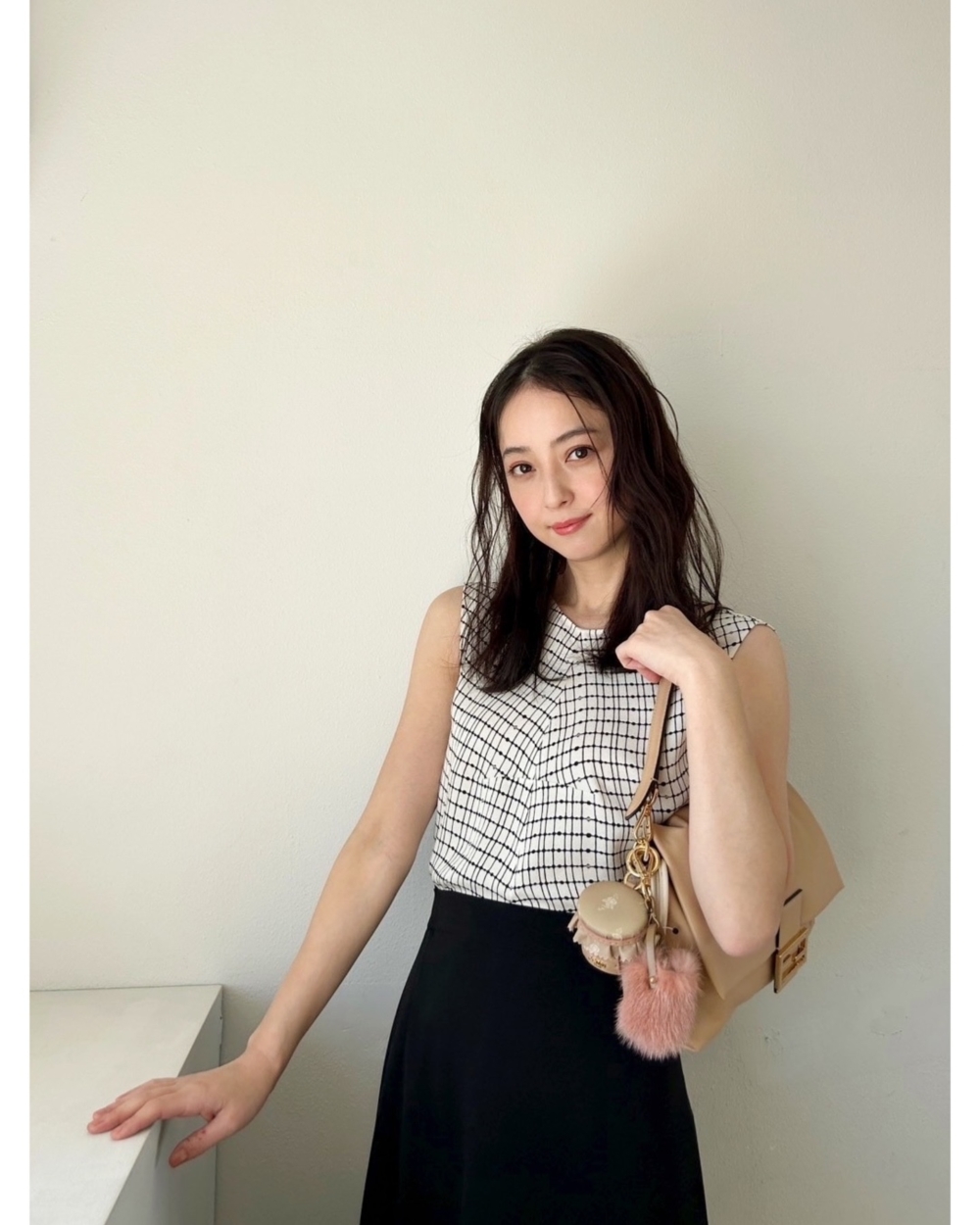 佐佐木希沒有把自己放在誰都該佩服的位置，她只是在鏡頭前，平靜說出那段痛與忍耐裡的複雜