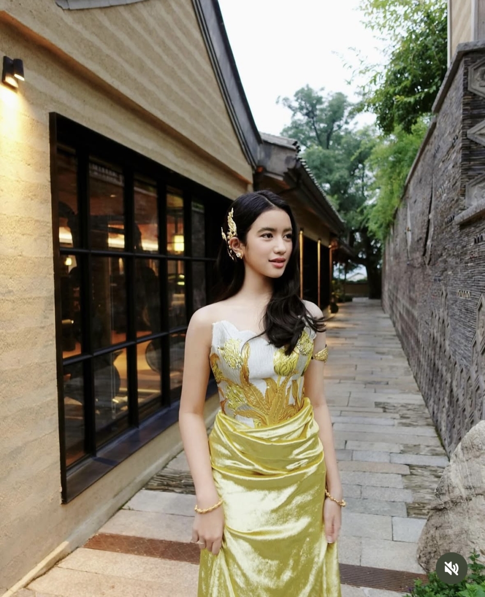 無論是面對鏡頭或是出席公開活動,她的表現都展現出遠超年齡的穩定與專業。