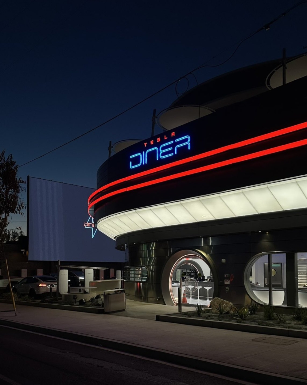 餐廳外觀是大面積的不鏽鋼金屬弧形，彷彿一艘剛降落的太空船