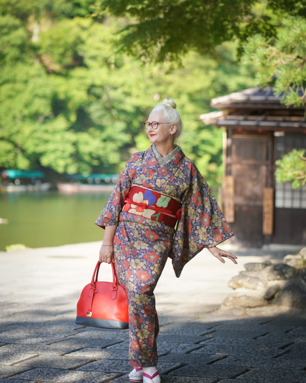 今年已年過六旬的 Sheila Cliffe，被網友親暱地稱作「和服婆婆」