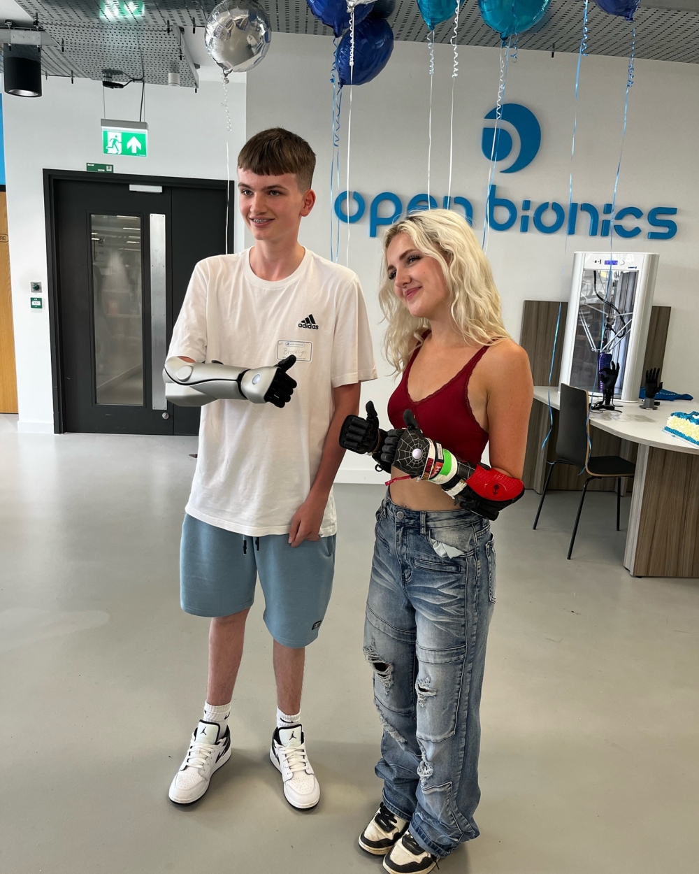 到 10 歲那年由英國新創公司 Open Bionics 設計的 Hero Arm 3D列印的仿生義肢,Tilly 的人生幾乎伴隨著義肢科技的演化而前進