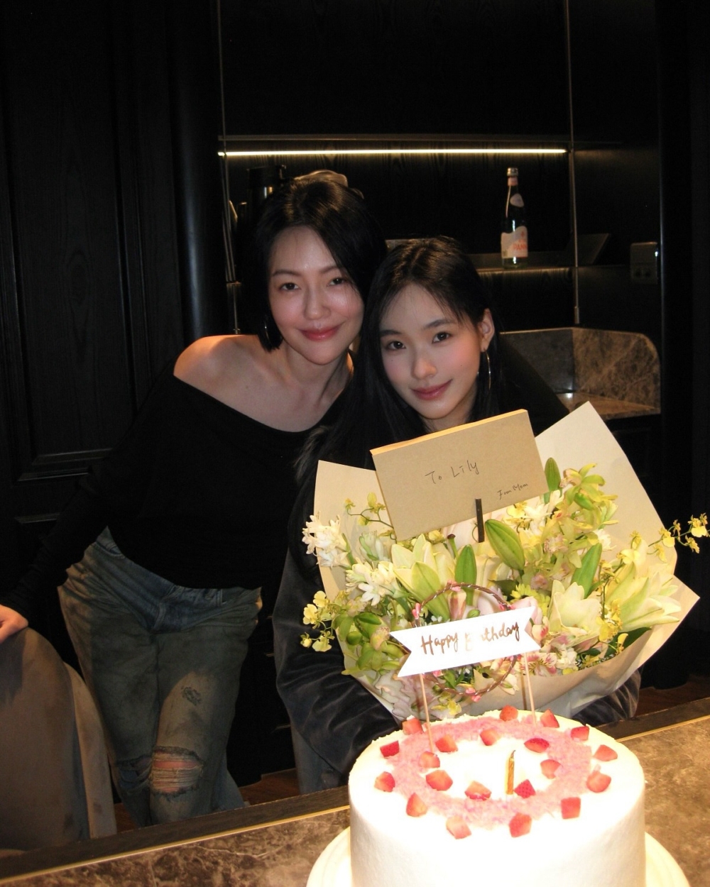 很多人好奇：「你媽是小S，那你有壓力嗎？」她的回答很坦白：「有，但我更想要變成自己。」