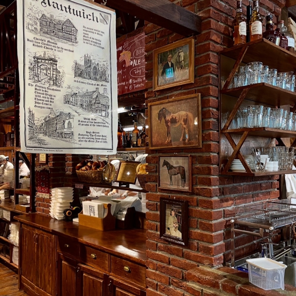 進到 London Bagel Museum,妳瞬間像踏入一間微型歐洲商店