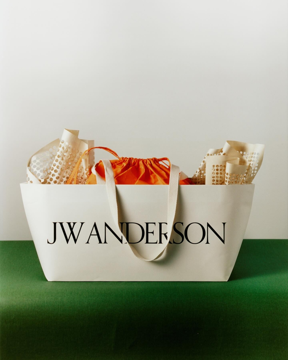 宣布個人品牌 JW Anderson 將正式從服裝轉向「生活風格」單位