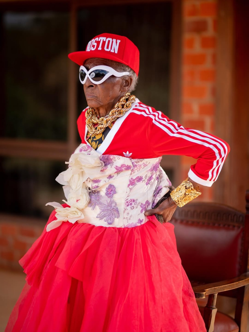 有時穿著紅色adidas禮服搭配首飾。