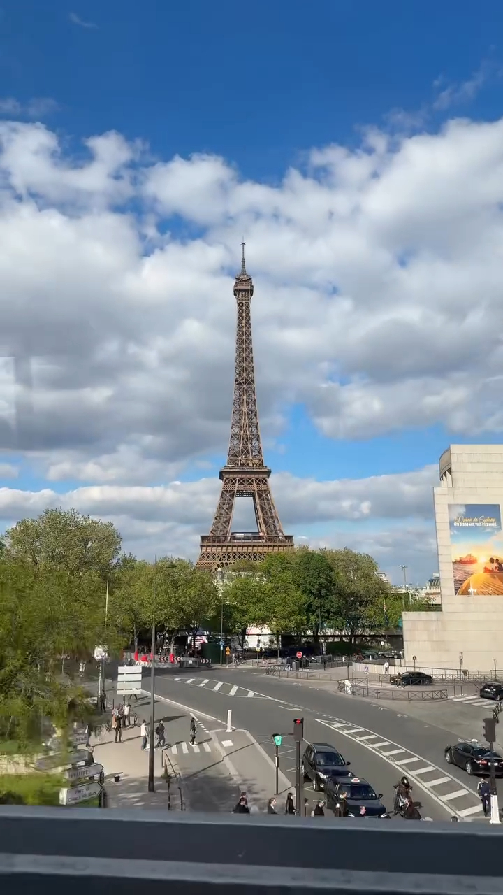 塔尖每天最多可能偏移 15 到 20 公分,到了夜晚才會隨氣溫下降慢慢歸位。