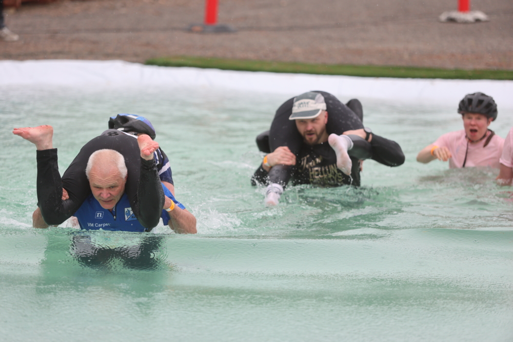 除了榮耀與掌聲,每年的比賽獎品也令人拍案叫絕「與老婆體重等值的啤酒」
