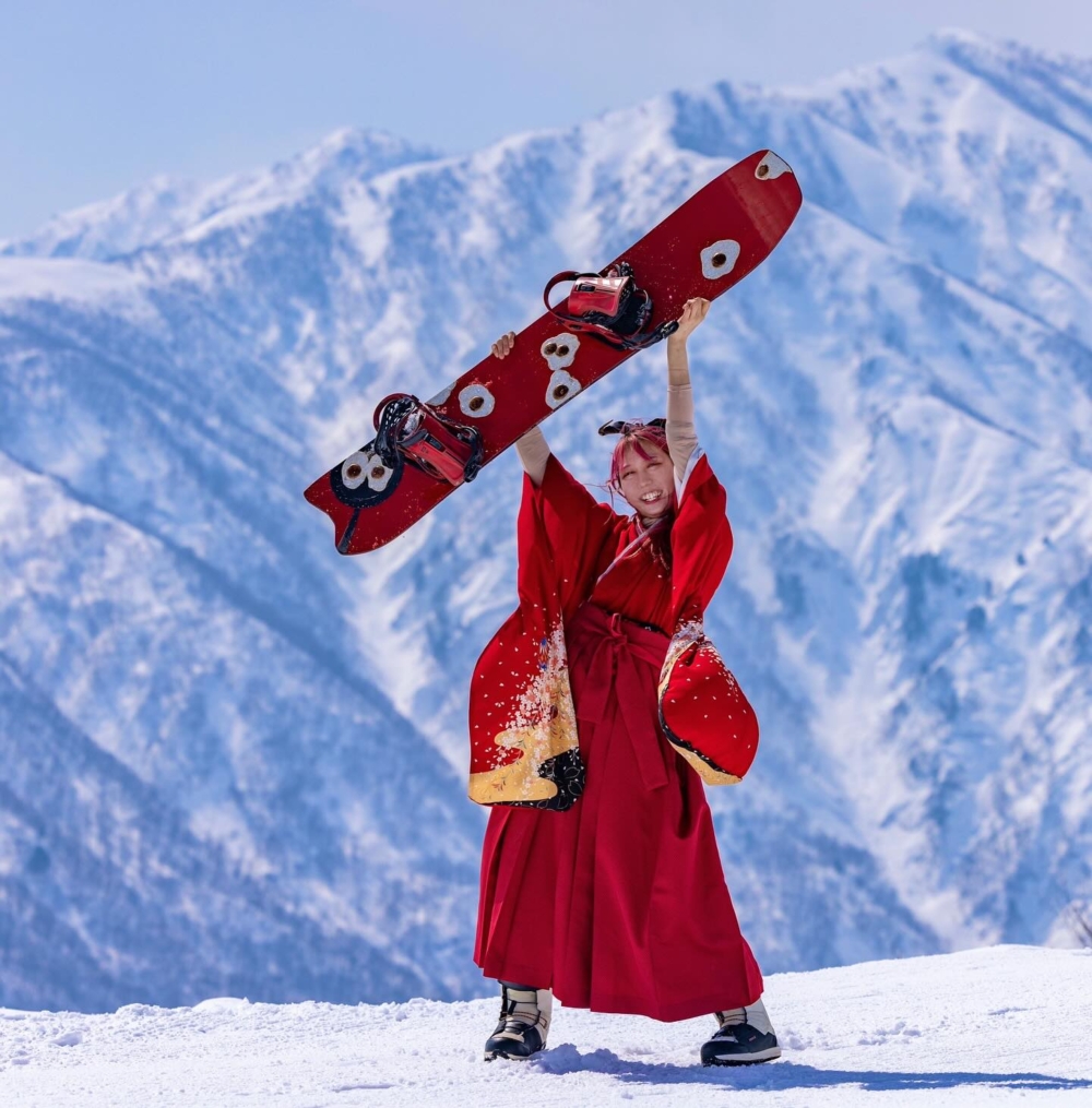 當世界忙著把老工藝鎖進博物館玻璃櫃,她卻背起雪板、披上振袖,踩著粉雪出發