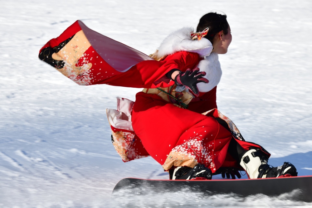 在粉雪中俐落滑行,和服長袖在風中飛舞