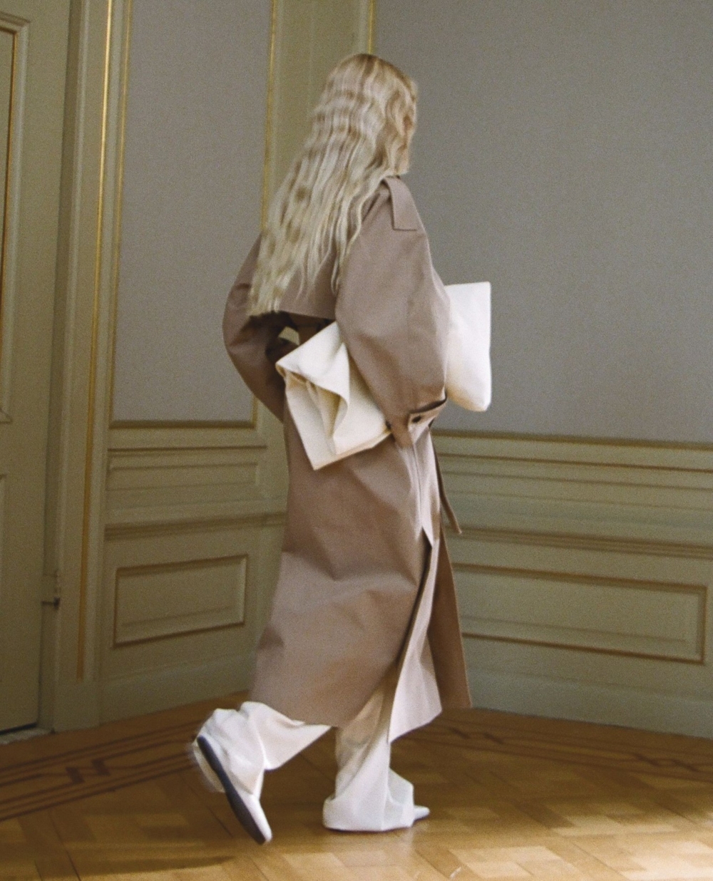 來自阿姆斯特丹的Rohe則以極簡與剪裁打出一片天