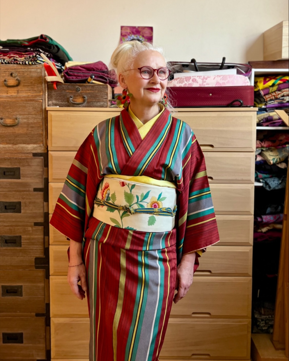 Sheila 擅長從傳統中玩出新花樣，經常以大膽配色和創意穿搭來詮釋和服之美